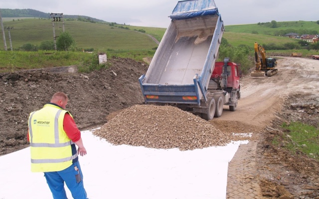 Separacja warstw konstrukcyjnych drogi dojazdowej do tunelu Ovčiarsko