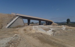 Wzmocniony mur oporowy przy przyczółku mostu na autostradzie D1 na odcinku Budimír – Bidovce