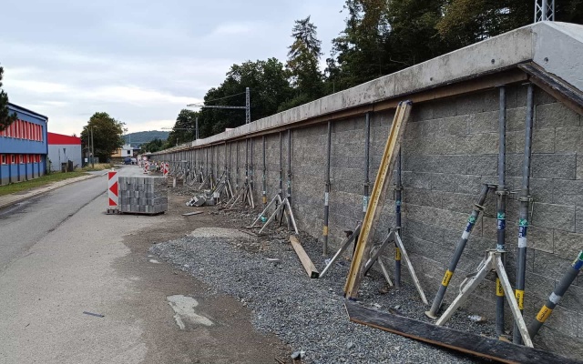 Ściana oporowa przy peronie przystanku kolejowego Zastávka u Brna