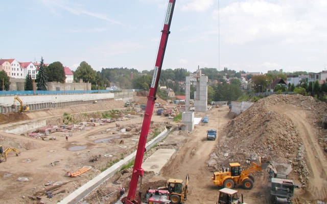 Mur oporowy na terenie centrum handlowego w Igławie