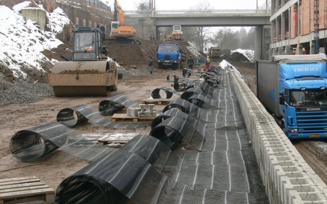 Mur oporowy na terenie centrum handlowego w Igławie