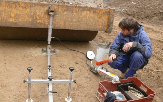 Mur oporowy na terenie centrum handlowego w Igławie