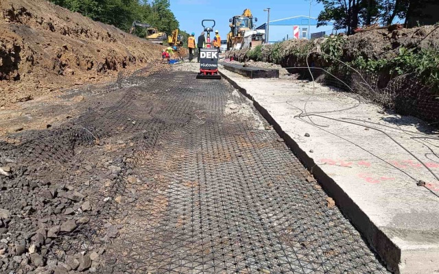 Ściana oporowa przy peronie przystanku kolejowego Zastávka u Brna