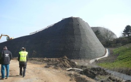 Ochronny wał ziemny z gruntu zbrojonego niedaleko Března koło Chomutova