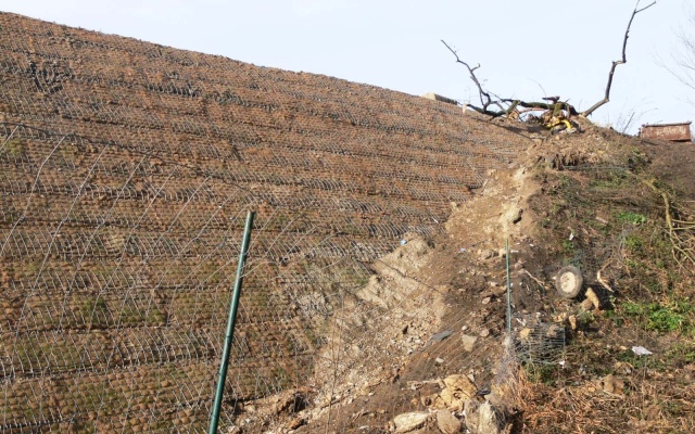 Rozszerzenie nasypu drogi dojazdowej na przedmieściach Vyškova
