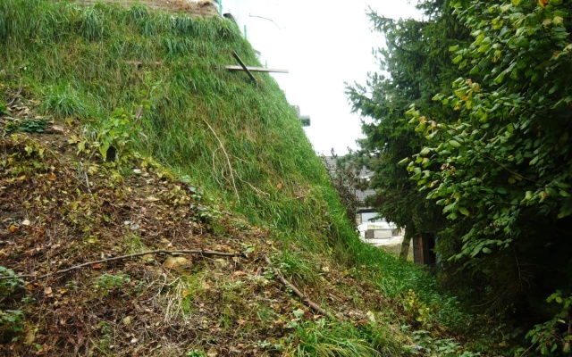 Rozszerzenie placu manewrowego w Dolanech koło Kladna za pomocą wzmocnionego stromego zbocza