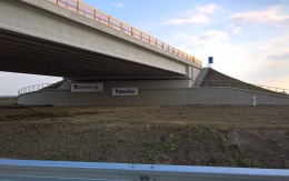 Wzmocniona ściana przy podporze mostu na autostradzie D1 Senec – Blatné, skrzyżowanie Blatné