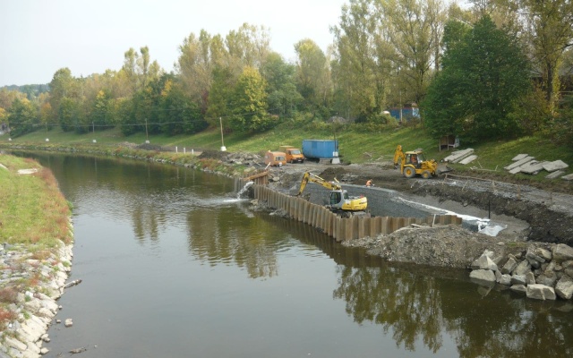 Odbudowa koryta potoku po powodniach za pomocą murów gabionowych w Závišicach