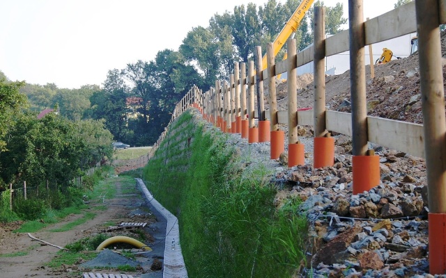 Konstrukcja oporowa pod posadowienie domu handlowego w Boskovicach