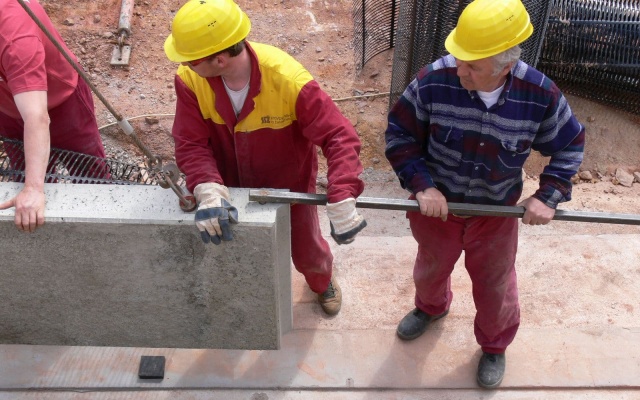 Mur oporowy z wielkoformatowych paneli na obejściu drogi I/7 Chomutov – Křimov