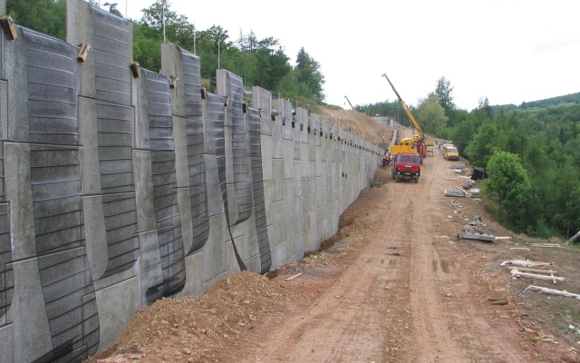 Mur oporowy z wielkoformatowych paneli na obejściu drogi I/7 Chomutov – Křimov