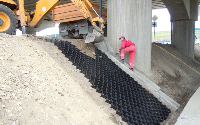 Ochrona skarp rowu odwadniającego przed erozją w Popradzie