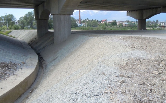 Ochrona skarp rowu odwadniającego przed erozją w Popradzie