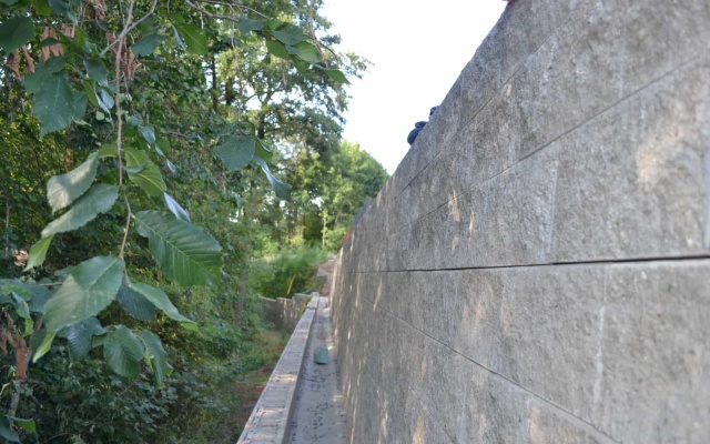 Žďár nad Sázavou, nowa budowa domu jednorodzinnego, ściana oporowa z gruntu zbrojonego