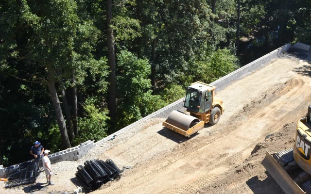 Žďár nad Sázavou, nowa budowa domu jednorodzinnego, ściana oporowa z gruntu zbrojonego