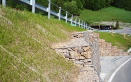 Kokosowe maty jako przeciwerozyjna ochrona skarp podczas rekonstrukcji drogi w Žacléřu