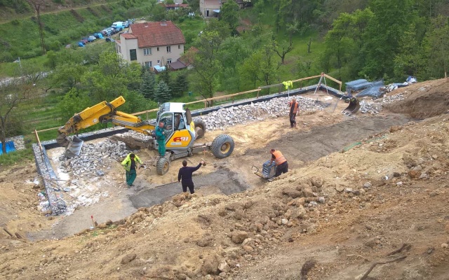Řícmanice, mury oporowe do wyrównania terenu na stoku