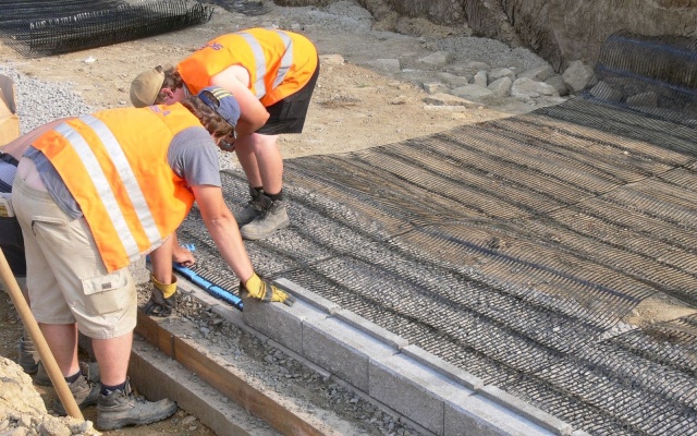 Mury oporowe w systemie Tensartech TW1 i zbrojone strome skarpy w Bučovicach