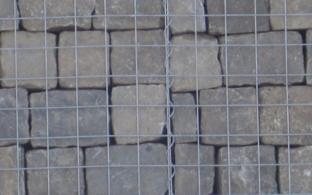 Gabionowy mur oporowy przy pałacyku Barca w Koszycach