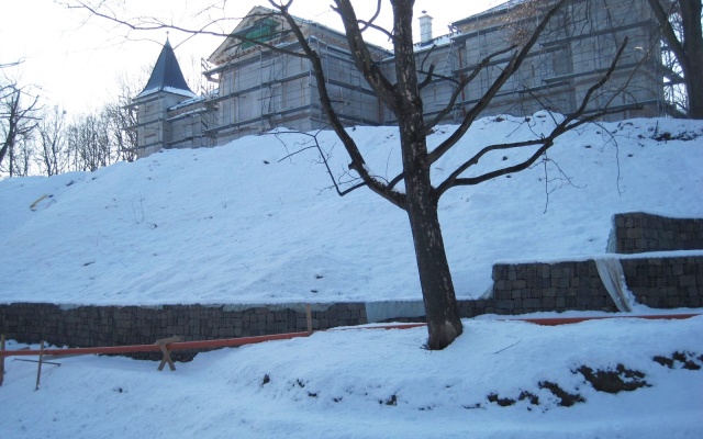 Gabionowy mur oporowy przy pałacyku Barca w Koszycach