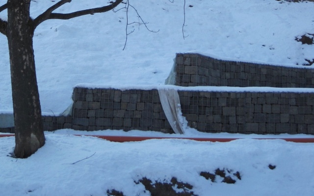 Gabionowy mur oporowy przy pałacyku Barca w Koszycach