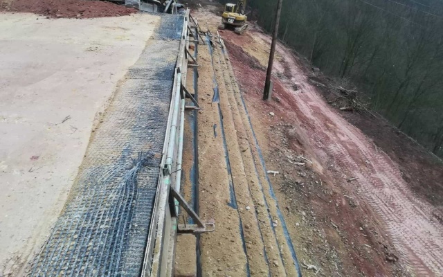 Realizacja zjazd na stromym terenie w Kadan