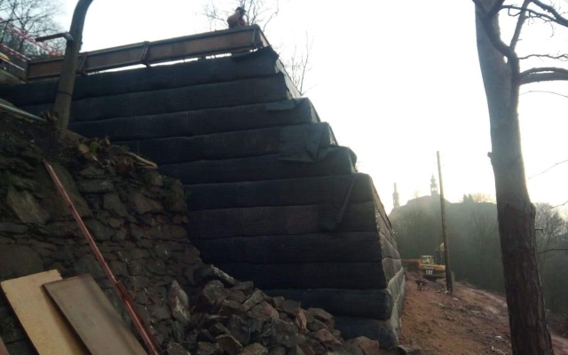 Realizacja zjazd na stromym terenie w Kadan