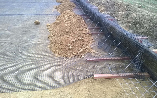 Ochronny wał ziemny z gruntu zbrojonego niedaleko Března koło Chomutova