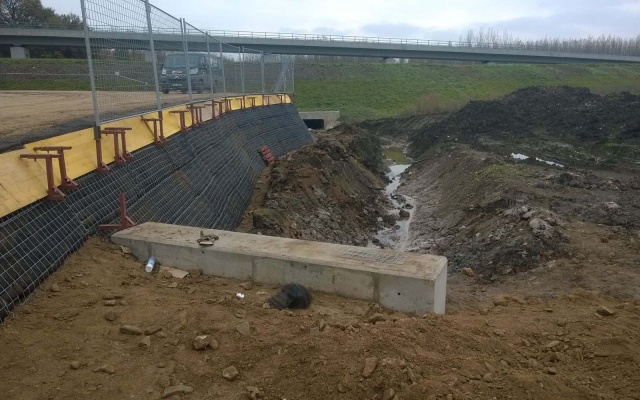 Ochronny wał ziemny z gruntu zbrojonego niedaleko Března koło Chomutova