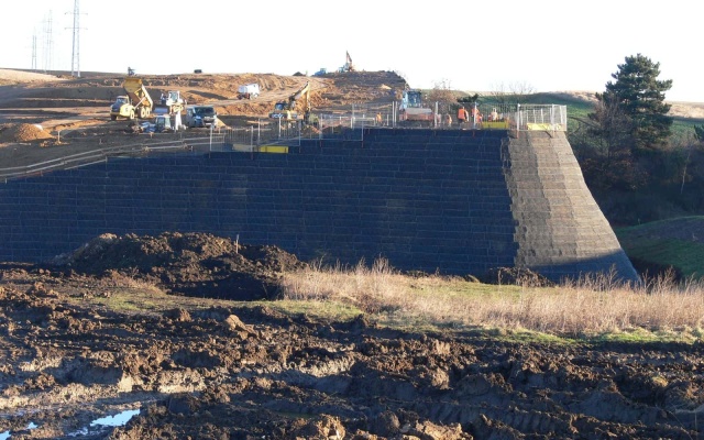Ochronny wał ziemny z gruntu zbrojonego niedaleko Března koło Chomutova