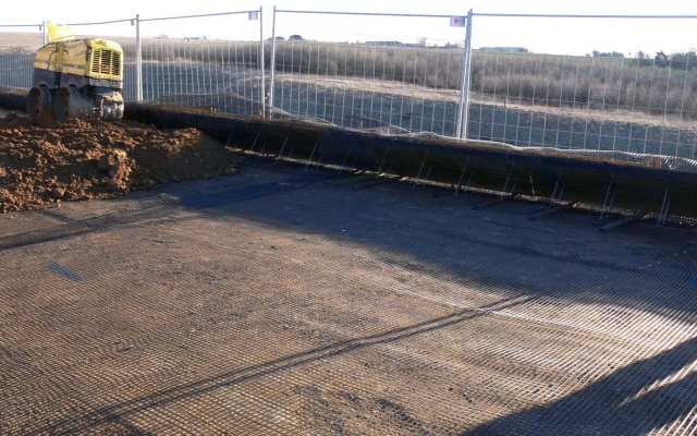 Ochronny wał ziemny z gruntu zbrojonego niedaleko Března koło Chomutova