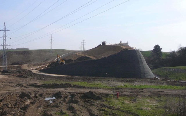 Ochronny wał ziemny z gruntu zbrojonego niedaleko Března koło Chomutova