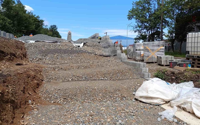 Ściana oporowa przy peronie przystanku kolejowego Zastávka u Brna