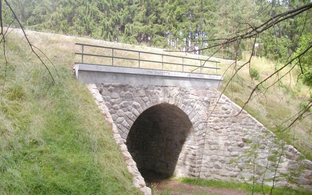 Ochrona przeciwerozyjna skrzydeł mostu kolejowego w miejscowości Urbaneč