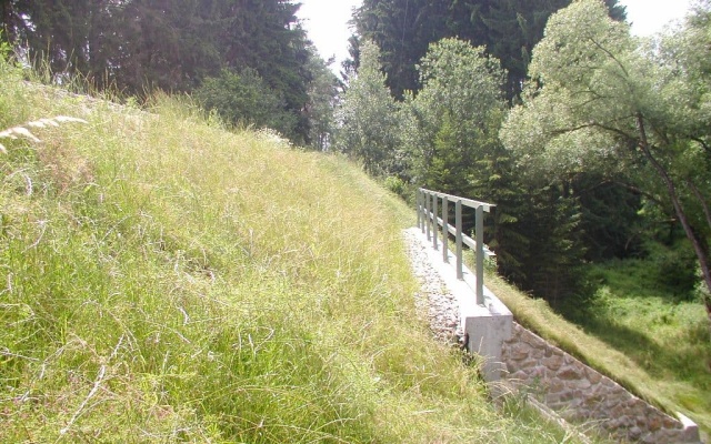 Ochrona przeciwerozyjna skrzydeł mostu kolejowego w miejscowości Urbaneč