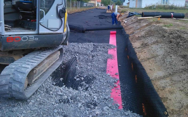 Wzmocnienie warstwy podbudowy drogi w Šebetovie