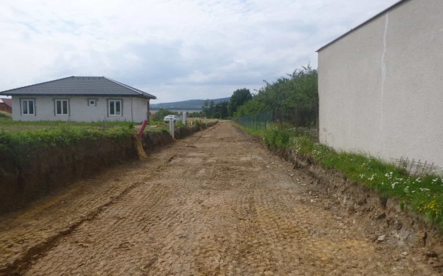 Wzmocnienie warstwy podbudowy drogi w Šebetovie