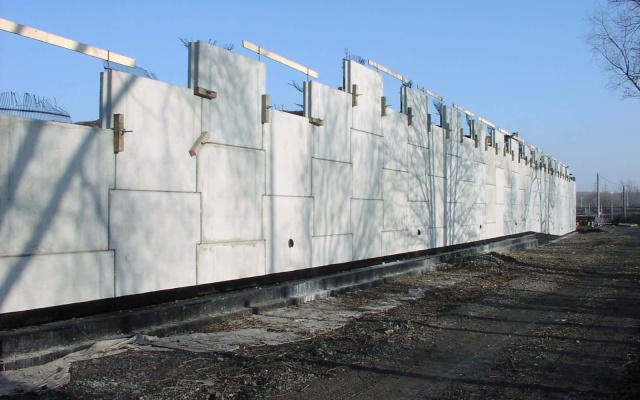 Mur oporowy z wielkoformatowych paneli w Ostrawie (przy Zeleninie)