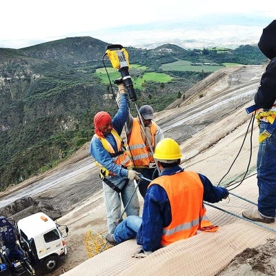 Przykłady zastosowania kotew gruntowych do zapewnienia stabilności stromych skarp