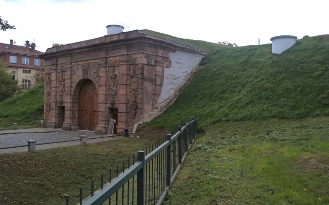 Wzmocnione i zbrojone zbocza przy Písecké bráně w Pradze