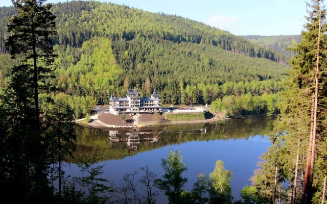 Wybudowanie utwardzonych powierzchni na pochyłej działce koło Karlowych War