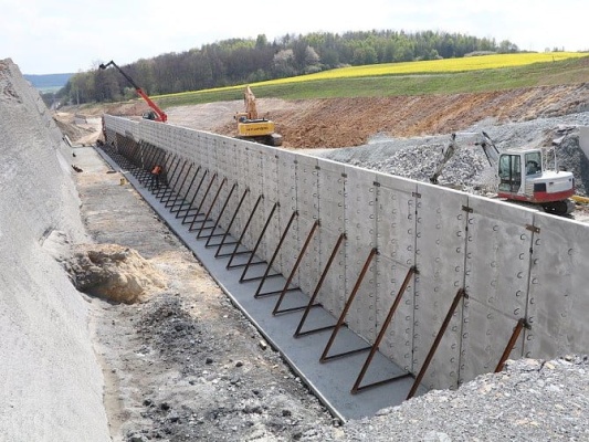 Budowa pilotażowego projektu konstrukcji oporowej z gruntu zbrojonego na modernizowanej linii Rokycany – Plzeň