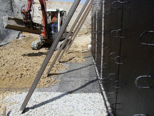 Budowa pilotażowego projektu konstrukcji oporowej z gruntu zbrojonego na modernizowanej linii Rokycany – Plzeň