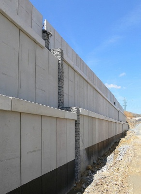 Budowa pilotażowego projektu konstrukcji oporowej z gruntu zbrojonego na modernizowanej linii Rokycany – Plzeň