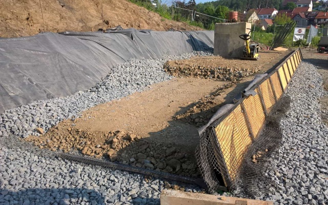 Sanacja muru oporowego na boisku piłkarskim w Dolním Němčí