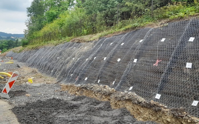 Zabezpieczenie stateczności zbocza za pomocą kotew gruntowych na drodze III/48414 w Lubně