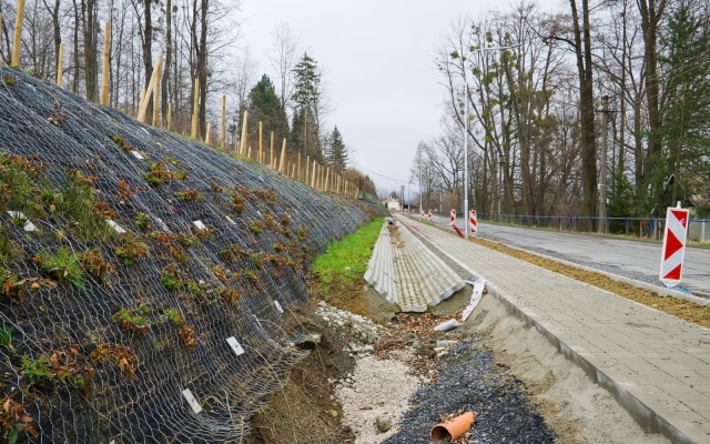 Zabezpieczenie stateczności zbocza za pomocą kotew gruntowych na drodze III/48414 w Lubně