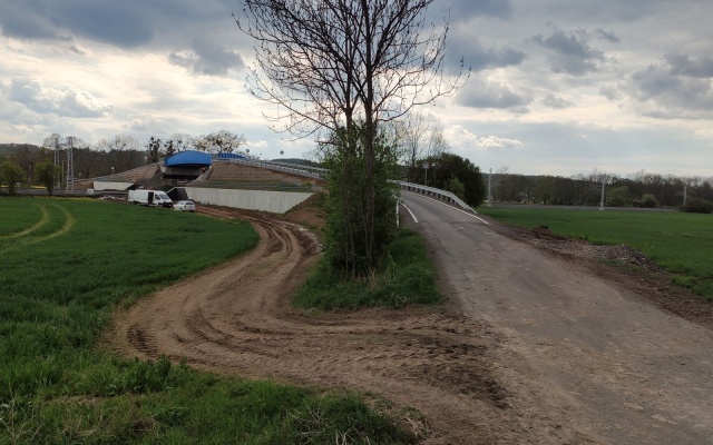 Wzmocniony nasyp drogi nad linią kolejową w miejscowości Hustopeče nad Bečvou