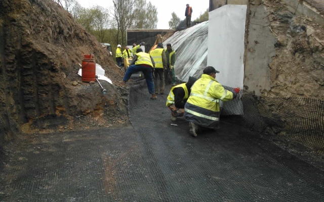 Wzmocnienie nasypów nad konstrukcją mostową na linii Planá – Cheb