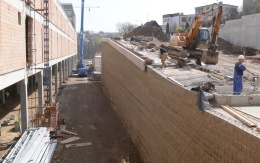 Mur oporowy na terenie centrum handlowego w Igławie